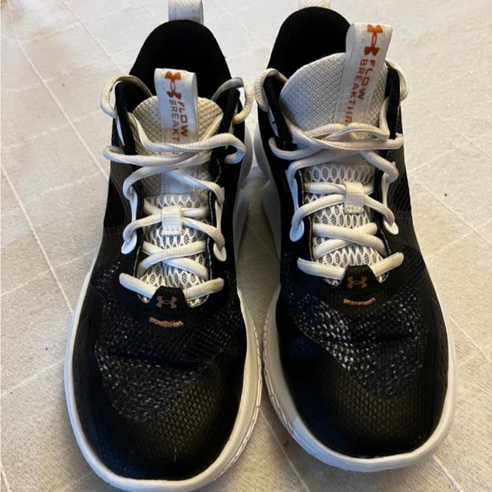 Under Armour Womens Flow Breakthru 3 basketball shoes women’s size 8.5